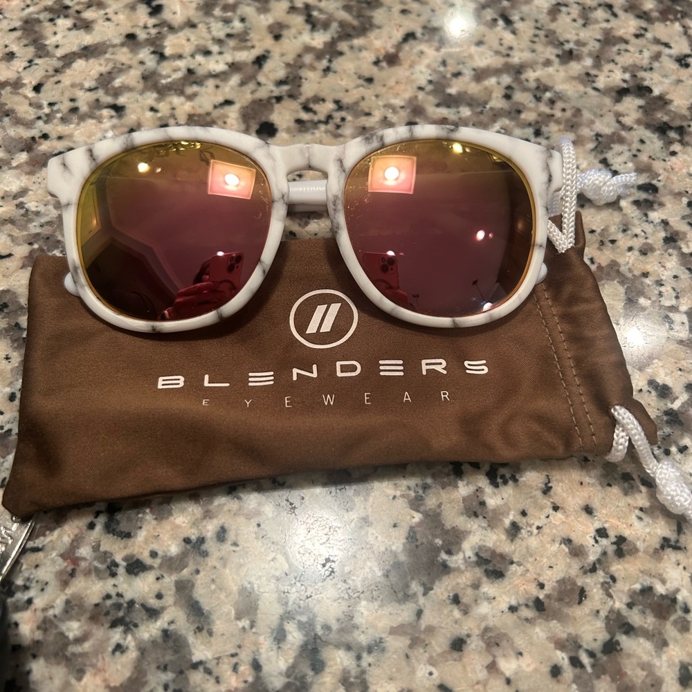Blenders Eyewear Sunglasses white marble